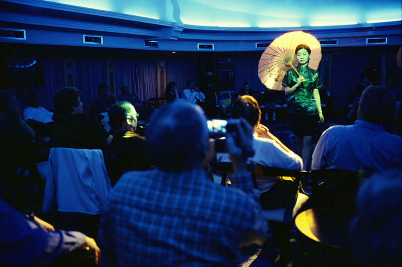 西方人,背部,站,坐,举,横图,室内,白天,正面,民族服装,幸福,照明,欧洲,欧洲人,握,服装,伞,雨伞,纸伞,灯光,许多人,古典,拿,油纸伞,拿着,注视,文化,阳伞,传统,灯,衣服,灯具,观察,看,托,站着,一群人,握着,服饰,观看,纪念,聚光灯,古装,照亮,吉祥,察看,照明设备,关注,古朴,韵味,平安,白种人,举起,举手,举着,向上举,向上伸,向上托,站立,坐着,半身,彩图,传统服装,民俗服