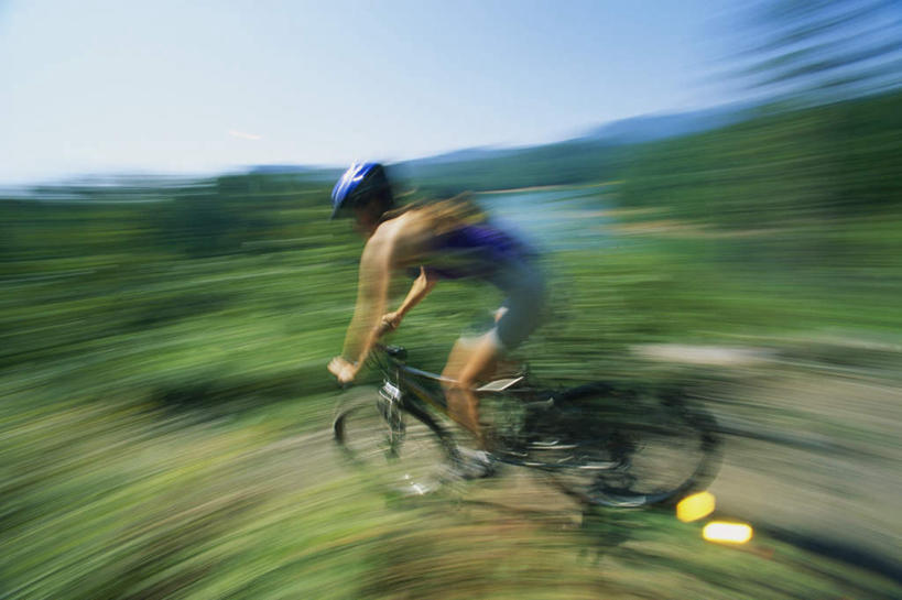 西方人,坐,横图,俯视,室外,白天,锻炼,快乐,安全,比赛,运动,竞争,草地,草坪,植物,自行车,帽子,欧洲,欧洲人,仅一个男性,仅一个人,阴影,朦胧,模糊,光线,头盔,影子,防护,娱乐,车,脚踏车,草,仅一个年轻男性,蓝色,绿色,蓝天,天空,阳光,安全帽,交通工具,天,驾驶,行驶,休闲,晴朗,保护,操纵,控制,体育运动,载具,保险,操控,万里无云,保全,周全,安稳,安定,把持,平安,体育,白种人,晴空,晴空万里,坐着,彩图,高角度拍摄,全身,健身