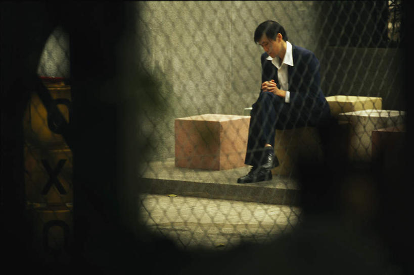 西方人,商务人士,商务男性,栏杆,坐,横图,室内,白天,正面,衬衫,金属制品,欧洲,欧洲人,仅一个男性,仅一个人,套装,金属,墙,围栏,集装箱,二郎腿,注视,货柜,护栏,墙壁,墙面,仅一个年轻男性,箱子,观察,看,运输,观看,察看,关注,商务装,工薪阶层,物流,白种人,白领,上班族,坐着,彩图,全身,衬衣