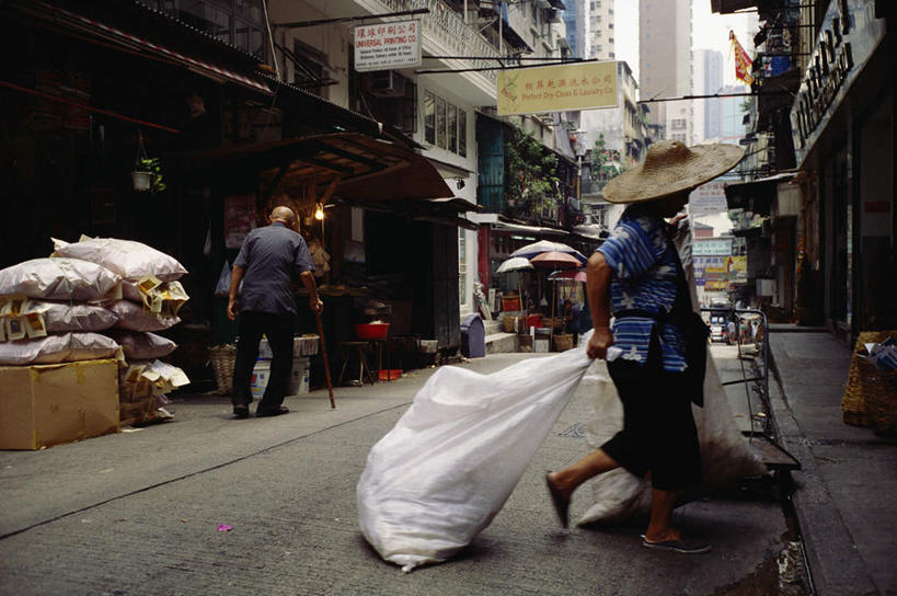 东方人,走,横图,室外,白天,侧面,袋子,帽子,亚洲,握,标志,草帽,文字,字符,许多人,拿,麻袋,拿着,黄种人,标识,容器,一群人,汉字,拖,握着,储藏,储存,中文,国文,华文,亚洲人,步行,散步,走路,彩图,全身,贮存