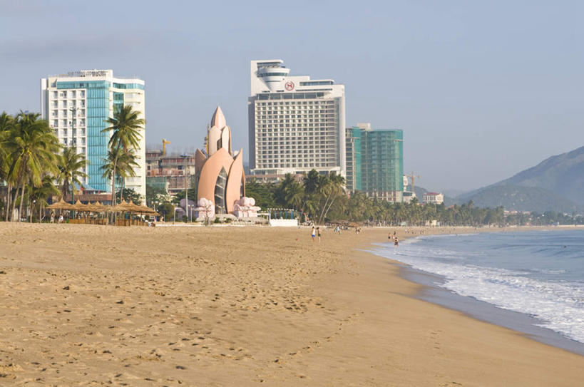 无人,高楼大厦,横图,室外,白天,正面,度假,海浪,海洋,美景,沙滩,山,山脉,植物,城市风光,城市,大厦,建筑,酒店,摩天大楼,棕榈树,叶子,越南,亚洲,阴影,朦胧,模糊,光线,沙子,影子,海岸,景观,浪花,山峰,绿叶,沙地,山峦,娱乐,树,树木,蓝色,绿色,蓝天,天空,阳光,自然,海水,群山,天,享受,休闲,嫩叶,景色,放松,东南亚,生长,晴朗,成长,海景,棕榈叶,万里无云,首府,越南社会主义共和国,芽庄,庆和省,叶,叶片,大海,风浪,海,海水的波动,海滩,近岸浪,涌浪,晴空,晴空万里,彩图,大楼,高层建筑,高楼,旅店,摩天楼