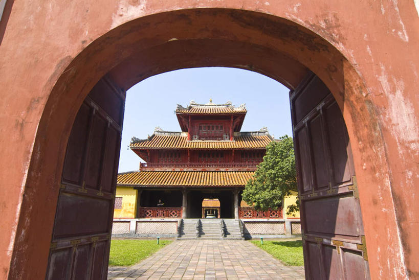 无人,横图,室外,白天,仰视,旅游,度假,草地,草坪,植物,楼梯,门,标志建筑,地标,建筑,越南,亚洲,阴影,光线,瓦片,影子,阶梯,屋顶,云,云朵,拱门,云彩,顶棚,瓦,娱乐,建设,台阶,草,树,树木,蓝色,绿色,白云,蓝天,天空,阳光,自然,门框,天,享受,休闲,旅游胜地,放松,建造,东南亚,生长,成长,屋瓦,越南社会主义共和国,省会,承天顺化省,平治天省,彩图,低角度拍摄,顺化