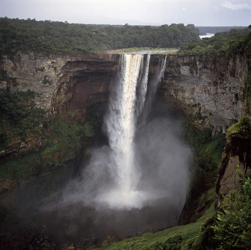 无人,横图,室外,白天,正面,旅游,度假,石头,美景,瀑布,森林,山,山脉,树林,水,植物,圭亚那,阴影,飞溅,溅,光线,石子,液体,影子,景观,山顶,山峰,水滴,悬崖,云,云朵,山峦,云彩,娱乐,水珠,树,树木,蓝色,绿色,白云,蓝天,天空,阳光,自然,群山,天,享受,休闲,景色,南美,放松,生长,晴朗,成长,南美洲,拉丁美洲,喷洒,自然风光,美洲,沉积岩,亚美利加洲,南亚美利加洲,绝壁,圭亚那合作共和国,颠峰,极峰,水成岩,跌水,石块,岩石,晴空,彩图