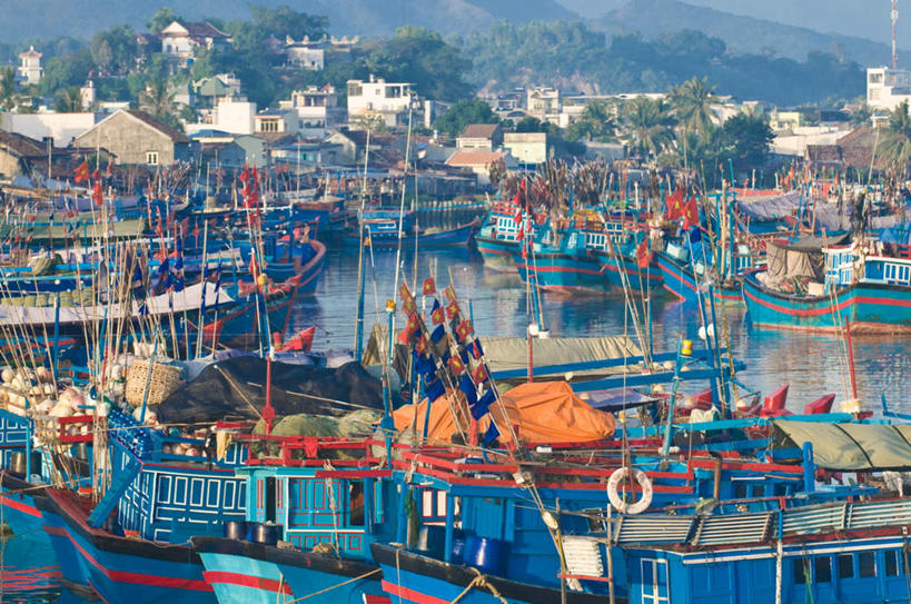 无人,家,码头,横图,室外,白天,正面,度假,湖,湖泊,美景,水,植物,城市风光,城市,港口,轮船,船,越南,亚洲,一排,许多,阴影,波纹,整齐,光线,影子,房屋,墙,屋顶,屋子,湖面,景观,水流,水面,涟漪,很多,顶棚,娱乐,楼房,墙壁,墙面,住宅,树,树木,排列,绿色,倒影,水纹,阳光,自然,交通工具,波浪,湖水,享受,休闲,景色,放松,东南亚,生长,成长,倒映,队列,载具,首府,越南社会主义共和国,芽庄,水晕,反照,庆和省,彩图,房子,摆渡口,埠头,渡口,渡头,港湾,海港,货运码头,口岸,商港