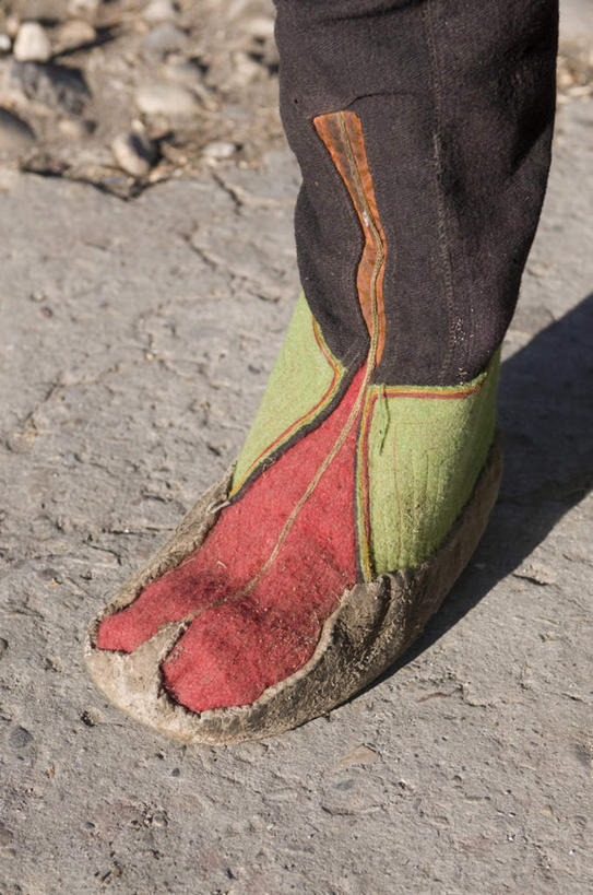 西方人,腿部,腿,一个人,竖图,俯视,室外,特写,白天,石头,鞋子,欧洲,欧洲人,仅一个男性,仅一个人,仅一个中年男性,阴影,裤子,朦胧,模糊,光线,石子,影子,靴子,一个,阳光,单个,牛仔靴,男人,男性,中年男性,白种人,石块,岩石,半身,彩图,高角度拍摄