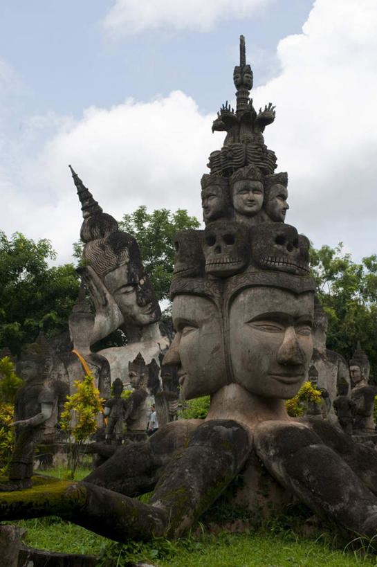 东方人,无人,站,竖图,室外,白天,正面,旅游,度假,草地,草坪,植物,标志建筑,地标,建筑,雕塑,老挝,亚洲,阴影,节日,艺术,装饰,光线,雕刻,雕像,影子,云,云朵,首都,许多人,云彩,注视,黄种人,文化,娱乐,建设,草,树,树木,蓝色,绿色,白云,蓝天,天空,阳光,工艺品,天,观察,看,祈祷,站着,一群人,享受,休闲,健康,旅游胜地,放松,许愿,宗教,东南亚,信仰,生长,晴朗,成长,观看,纪念,祈求,美术,察看,关注,主题,陈列,万象,功能,美学,老挝人民民主共和国,香昆庙,香昆寺,平安,男人,男性,中年男性,亚洲人,晴空,站立,半身,彩图