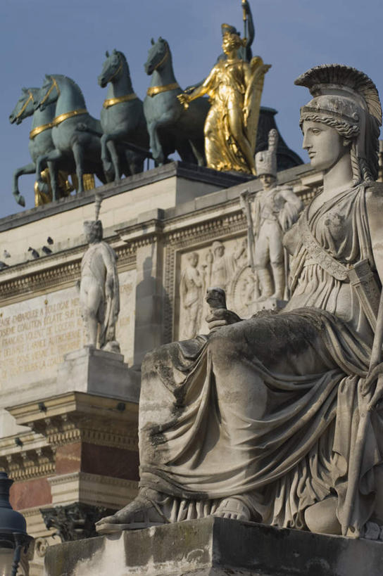 无人,竖图,室外,白天,仰视,马,野生动物,雕塑,阴影,艺术,装饰,光线,雕刻,雕像,影子,蓝色,蓝天,天空,阳光,动物,工艺品,天,运输,雕花,牲畜,晴朗,纪念,华丽,修饰,美术,点缀,主题,陈列,万里无云,功能,美学,衬托,美观,雅致,雅观,晴空,晴空万里,彩图,低角度拍摄