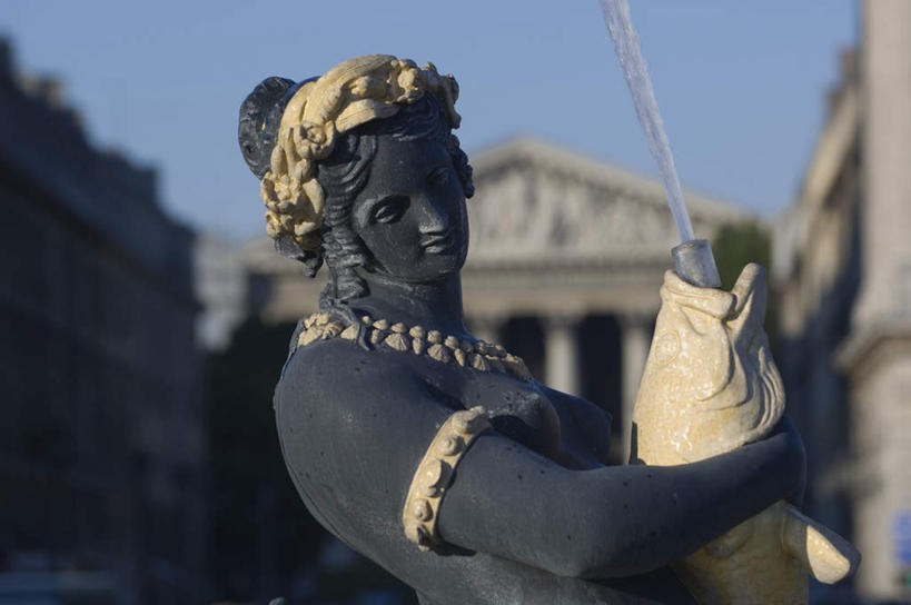 西方人,一个人,无人,家,广场,站,横图,室外,特写,白天,仰视,旅游,度假,名胜古迹,水,植物,标志建筑,地标,建筑,喷泉,项链,雕塑,法国,巴黎,欧洲,欧洲人,仅一个年轻女性,仅一个女性,仅一个人,一排,握,阴影,飞溅,朦胧,模糊,遗迹,艺术,整齐,装饰,溅,光线,雕刻,雕像,头饰,液体,影子,柱子,房屋,屋子,景观,水滴,建筑群,首都,拿,拿着,注视,古迹,文化,文物,娱乐,建设,古建筑,楼房,住宅,水珠,装饰品,树,树木,排列,黄色,蓝色,绿色,蓝天,天空,阳光,自然,饰品,首饰,工艺品,天,观察,看,品味,站着,享受,休闲,旅游胜地,放松,握着,忧伤,生长,晴朗,成长,观看,纪念,美术,察看,难过,队列,关注,喷洒,忧郁,主题,水景,陈列,古文明,万里无云,法兰西共和国,协和广场,功能,美学,美观,法兰西第五共和国,巴黎协和广场,年轻女性,女人,女性,白种人,设计,晴空,晴空万里,站立,彩图,低角度拍摄,房子,哀伤