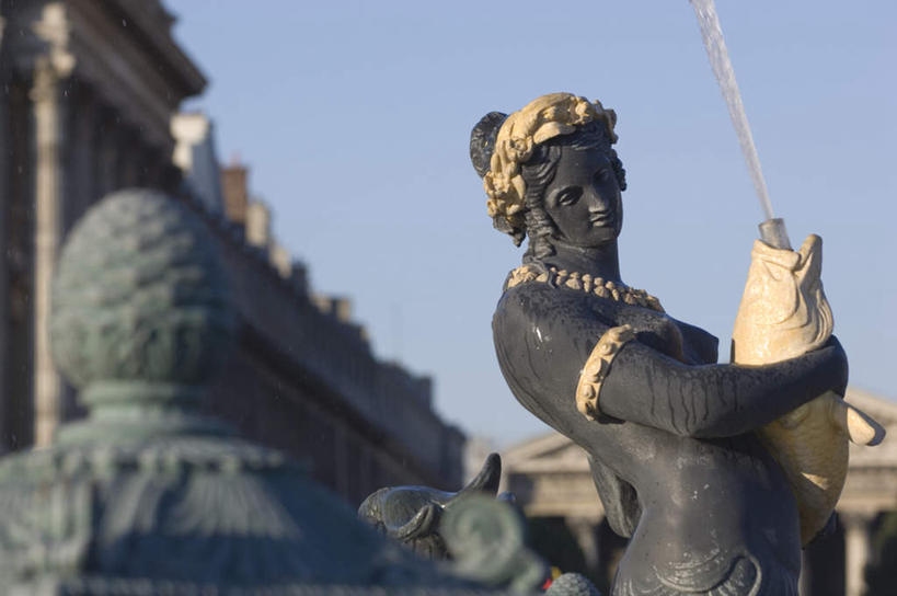 西方人,一个人,无人,家,广场,站,横图,室外,特写,白天,仰视,旅游,度假,名胜古迹,水,标志建筑,地标,建筑,喷泉,项链,雕塑,法国,巴黎,欧洲,欧洲人,仅一个年轻女性,仅一个女性,仅一个人,握,阴影,飞溅,朦胧,模糊,遗迹,艺术,装饰,溅,光线,鱼,雕刻,雕像,头饰,液体,影子,房屋,屋子,景观,水滴,建筑群,首都,拿,拿着,注视,古迹,文化,文物,娱乐,建设,鱼类,古建筑,楼房,水珠,装饰品,黄色,蓝色,蓝天,天空,阳光,饰品,首饰,工艺品,天,观察,看,品味,站着,享受,休闲,旅游胜地,放松,握着,忧伤,晴朗,观看,纪念,美术,察看,难过,关注,喷洒,忧郁,主题,水景,陈列,古文明,万里无云,法兰西共和国,协和广场,功能,美学,美观,法兰西第五共和国,巴黎协和广场,年轻女性,女人,女性,白种人,设计,晴空,晴空万里,站立,彩图,低角度拍摄,房子,哀伤