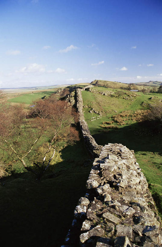 无人,竖图,俯视,室外,白天,旅游,度假,草地,草坪,植物,标志建筑,地标,建筑,英国,欧洲,阴影,光线,影子,云,云朵,云彩,娱乐,建设,英格兰,草,树,树木,蓝色,绿色,白云,蓝天,天空,阳光,自然,天,享受,休闲,旅游胜地,放松,生长,晴朗,成长,西欧,大不列颠,大不列颠及北爱尔兰联合王国,大不列颠联合王国,日不落英帝国,英吉利,诺森伯兰郡,哈德良长城,晴空,彩图,高角度拍摄