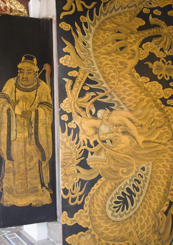 无人,寺庙,竖图,室内,白天,正面,旅游,度假,绘画,成功,标志建筑,地标,建筑,新加坡,亚洲,飞翔,阴影,节日,艺术,装饰,飞行,光线,龙,影子,墙,首都,翱翔,燃烧,注视,历史,文化,娱乐,建设,飞,壁画,墙壁,墙面,古代,阳光,香火,庙宇,观察,看,祈祷,享受,休闲,健康,金色,旅游胜地,放松,许愿,宗教,东南亚,信仰,观看,纪念,华丽,修饰,祈求,点缀,察看,富贵,高贵,关注,图腾,传说,忠诚,衬托,美观,雅致,雅观,祥瑞,新加坡共和国,富丽,灵兽,权势,尊荣,古远,名誉,荣华,天福宫,平安,幸运,画画,彩图,庙,寺