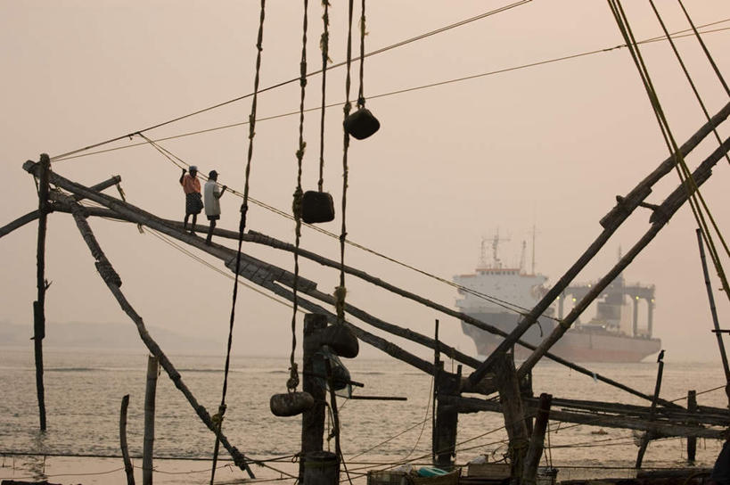 两个人,伙伴,朋友,码头,站,横图,室外,白天,正面,度假,友谊,海浪,海洋,美景,日落,沙滩,城市风光,城市,港口,轮船,船,印度,亚洲,服装,木材,沙子,海岸,景观,浪花,晚霞,霞光,落日,沙地,注视,休闲装,娱乐,吊车,木柴,衣服,海水,黄昏,交通工具,观察,看,站着,享受,休闲,休闲服,起重机,景色,彩霞,放松,服饰,木料,观看,察看,关注,载具,南亚,海景,喀拉拉邦,印度共和国,夕照,科钦,友情,男人,男性,年轻男性,年轻女性,女人,女性,亚洲人,印度人,大海,风浪,海,海水的波动,海滩,近岸浪,涌浪,夕阳,站立,彩图,全身,摆渡口,埠头,渡口,渡头,港湾,海港,货运码头,口岸,商港,斜阳