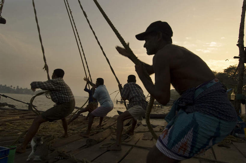手,伙伴,朋友,站,横图,室外,白天,侧面,度假,友谊,合作,团队,海浪,海洋,美景,日落,树林,植物,城市风光,城市,帽子,印度,亚洲,握,用力,阴影,服装,光线,木板,影子,景观,浪花,晚霞,霞光,落日,桥,木桥,许多人,拿,拿着,休闲装,娱乐,运动帽,栈桥,树,树木,衣服,绿色,阳光,自然,海水,黄昏,绳子,站着,一群人,享受,休闲,手部,休闲服,鸭舌帽,景色,彩霞,放松,战略,握着,服饰,生长,渔网,成长,人行桥,木板桥,绳索,渔具,抓捕,南亚,使劲,缆绳,捕捞,鱼网,海景,喀拉拉邦,拉网,捕捞工具,印度共和国,联合,合谋,夕照,科钦,配合,协作,男人,男性,年轻男性,亚洲人,印度人,大海,风浪,海,海水的波动,近岸浪,涌浪,夕阳,站立,半身,彩图,斜阳