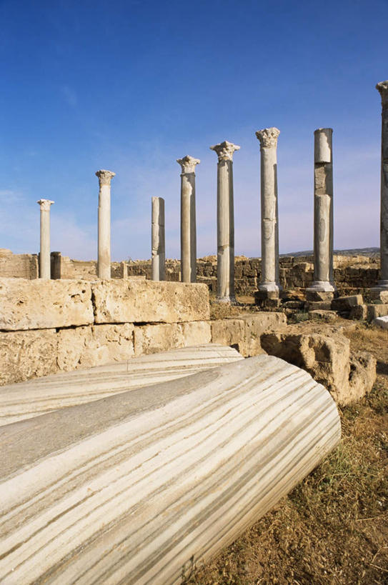 无人,竖图,室外,白天,正面,旅游,度假,石头,名胜古迹,标志建筑,地标,建筑,非洲,的黎波里,利比亚,一排,阴影,遗迹,整齐,光线,石子,影子,柱子,首都,古迹,文物,娱乐,建设,古建筑,石柱,排列,蓝色,蓝天,天空,阳光,天,享受,休闲,旅游胜地,放松,晴朗,队列,古文明,北非,万里无云,阿非利加洲,石块,晴空,晴空万里,彩图