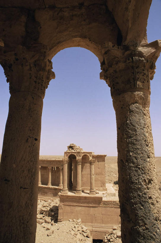 无人,竖图,室外,白天,正面,旅游,度假,石头,名胜古迹,标志建筑,地标,建筑,非洲,的黎波里,利比亚,一排,阴影,遗迹,整齐,光线,石子,影子,柱子,首都,古迹,文物,娱乐,建设,古建筑,石柱,排列,蓝色,蓝天,天空,阳光,天,享受,休闲,旅游胜地,放松,晴朗,队列,古文明,北非,万里无云,阿非利加洲,石块,晴空,晴空万里,彩图