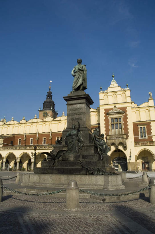 手,无人,家,站,举,竖图,室外,白天,仰视,旅游,度假,植物,窗户,标志建筑,地标,建筑,路灯,苍鹰,鸟,野生动物,鹰,旗帜,羽毛,照明,雕塑,欧洲,波兰,阴影,轻盈,柔软,艺术,装饰,时间,光线,鸟类,雕刻,雕像,时钟,影子,房屋,屋子,云,云朵,拱门,灯光,计时,云彩,注视,娱乐,旗子,建设,楼房,玻璃窗,住宅,灯,树,树木,蓝色,绿色,白云,蓝天,天空,阳光,自然,动物,工艺品,钟表,天,观察,看,托,站着,享受,休闲,手部,表,旅游胜地,放松,生长,晴朗,成长,观看,纪念,照亮,美术,察看,照明设备,关注,主题,凶猛,陈列,中欧,功能,美学,轻柔,塔钟,旌旗,旗号,黄鹰,波兰共和国,克拉科夫,克拉科夫省,残暴,凶残,钟,晴空,举起,举手,举着,向上举,向上伸,向上托,站立,彩图,低角度拍摄,房子