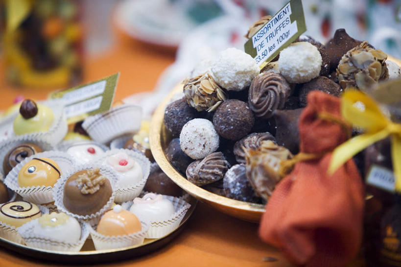 无人,横图,俯视,室内,特写,白天,餐桌,桌子,餐具,一堆,许多,堆叠,堆积,朦胧,模糊,食品,糖,糖果,甜点,甜品,食物,甜食,巧克力,餐台,堆,巧克力糖,进餐用具,烹调用具,彩图,高角度拍摄