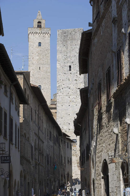 西方人,家,走,竖图,室外,白天,正面,窗户,道路,路,玻璃,意大利,欧洲,欧洲人,阴影,服装,光线,影子,砖块,房屋,墙,屋顶,屋子,拱门,小路,交通,许多人,顶棚,注视,休闲装,楼房,玻璃窗,墙壁,墙面,住宅,玻璃制品,衣服,蓝色,灰色,蓝天,天空,阳光,瞭望塔,天,观察,看,一群人,休闲服,服饰,晴朗,观看,察看,托斯卡纳,关注,南欧,哨塔,圣吉米尼亚诺,万里无云,意大利共和国,柔和,大方,细致,中间色,朴素,平稳,托斯卡纳大区,白种人,晴空,晴空万里,步行,散步,走路,彩图,全身,房子