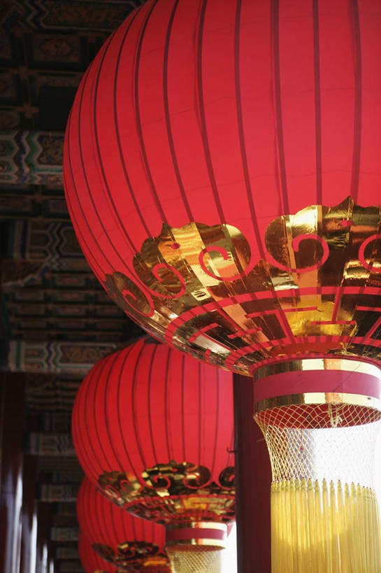 无人,故宫,宫殿,竖图,室外,特写,白天,仰视,旅游,度假,名胜古迹,天花板,标志建筑,地标,建筑,照明,北京,中国,亚洲,一排,许多,吊挂,悬挂,遗迹,整齐,灯笼,纸灯笼,柱子,建筑群,首都,很多,挂,古迹,文物,娱乐,建设,古建筑,排列,灯具,紫禁城,享受,休闲,旅游胜地,放松,照亮,权利,照明设备,队列,古文明,东亚,中华人民共和国,北京市,京,北平,华北地区,北京故宫博物院,彩图,低角度拍摄
