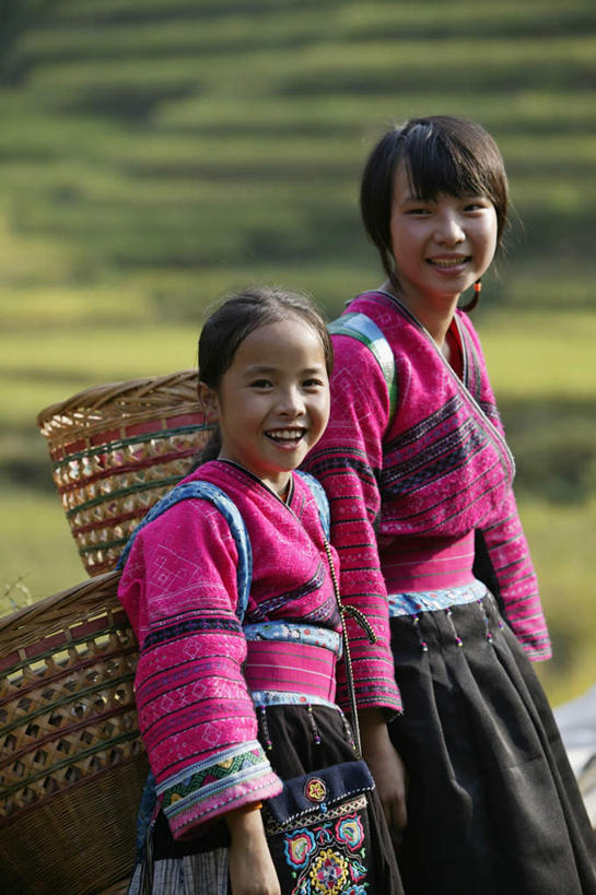 东方人,儿童,背,两个人,伙伴,朋友,农田,站,笑,交叉,微笑,露齿笑,竖图,室外,白天,侧面,民族服装,友谊,纯洁,庄稼,梯田,农作物,竹子,亚洲,阴影,竹制,朦胧,模糊,曲折,弯曲,编织,光线,篮子,影子,注视,黄种人,少数民族,小孩,阳光,竹篮,背着,观察,看,站着,可爱,童年,童趣,蜿蜒,观看,竹条,交织,察看,竹制品,关注,童真,烂漫,无邪,瑶族,背负,穿插,天真,友情,女孩,女人,女性,亚洲人,站立,半身,彩图,传统服装,民俗服,耕地,庄稼田,女生