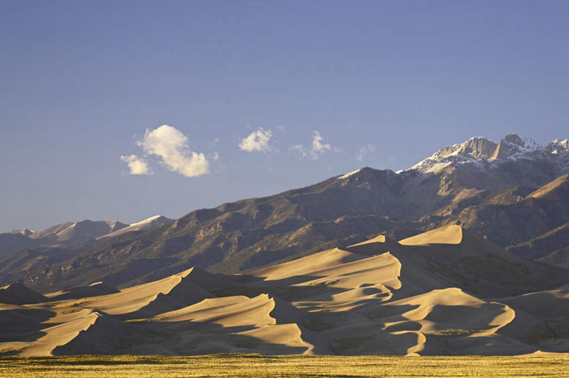 无人,公园,横图,室外,白天,正面,美景,沙漠,山,雪,雪山,植物,大雪,美国,阴影,枯萎,光线,影子,冰,积雪,景观,山峰,雪景,云,云朵,冬季,冬天,枯草,山峦,云彩,草,黄色,蓝色,白云,蓝天,天空,阳光,自然,天,景色,寒冷,晴朗,冰冷,北美,北美洲,国家公园,自然风光,美洲,科罗拉多州,科罗拉多,北亚美利加洲,亚美利加洲,严寒,冰凉,酷寒,凛冽,凛凛,极冷,百年州,大沙丘国家公园,罕见,荒僻,偏僻,偏远,大漠,砂漠,晴空,彩图