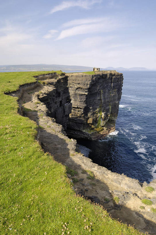 无人,横图,室外,白天,正面,旅游,度假,草地,草坪,海浪,海洋,美景,山,山脉,植物,爱尔兰,欧洲,阴影,光线,影子,景观,浪花,山峰,水平线,辽阔,海平线,山峦,娱乐,草,蓝色,绿色,蓝天,天空,阳光,自然,海水,群山,天,享受,休闲,广阔,景色,放松,晴朗,一望无际,西欧,自然风光,海景,万里无云,爱尔兰共和国,康诺特省,无边无际,一马平川,大海,风浪,海,海水的波动,近岸浪,涌浪,晴空,晴空万里,彩图,水天相接,水天一线