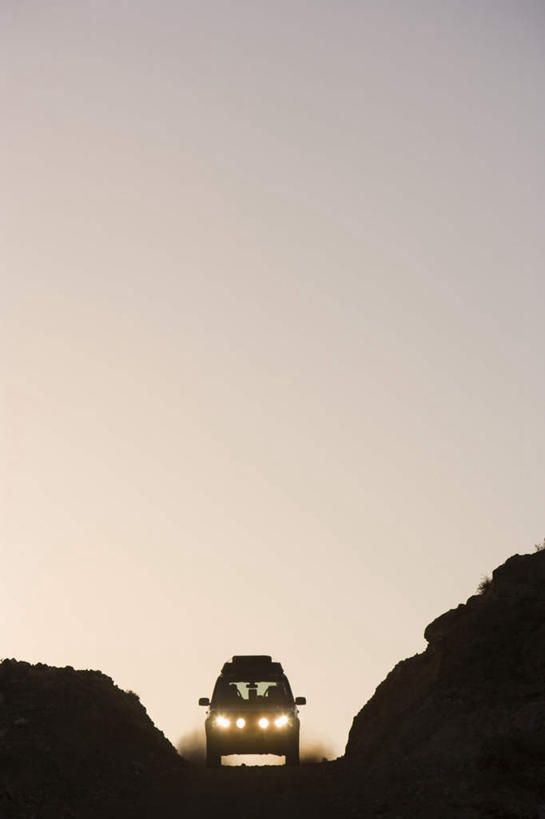 无人,竖图,室外,白天,正面,旅游,度假,自由,美景,山,山脉,道路,路,汽车,照明,澳大利亚,阴影,光线,影子,景观,山峰,小路,交通,山峦,背光,娱乐,车,灯,蓝色,蓝天,天空,阳光,自然,灯具,交通工具,轿车,群山,天,享受,休闲,景色,放松,晴朗,照亮,照明设备,自然风光,载具,大洋洲,澳洲,逆光,前照灯,前大灯,万里无云,南方大陆,车前灯,澳大利亚联邦,自在,晴空,晴空万里,彩图