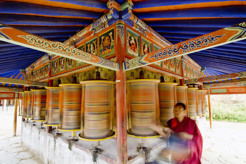 东方人,一个人,和尚,走,横图,室外,白天,正面,民族服装,旅游,度假,名胜古迹,标志建筑,地标,建筑,中国,亚洲,仅一个男性,仅一个人,仅一个中年男性,一排,许多,阴影,节日,朦胧,模糊,遗迹,整齐,光线,影子,很多,注视,黄种人,古迹,文化,文物,娱乐,建设,古建筑,排列,阳光,观察,看,祈祷,享受,休闲,健康,旅游胜地,放松,许愿,宗教,信仰,观看,纪念,祈求,察看,基督教,队列,关注,天主教,修道院,信念,古文明,东亚,转经筒,甘肃,甘肃省,转经轮,夏河县,中华人民共和国,省会,玛尼轮,西北地区,甘,神学院,修院,隐修院,夏河,平安,男人,男性,中年男性,亚洲人,比丘,高僧,僧,僧侣,僧人,沙弥,修行僧,步行,散步,走路,半身,彩图,传统服装,民俗服