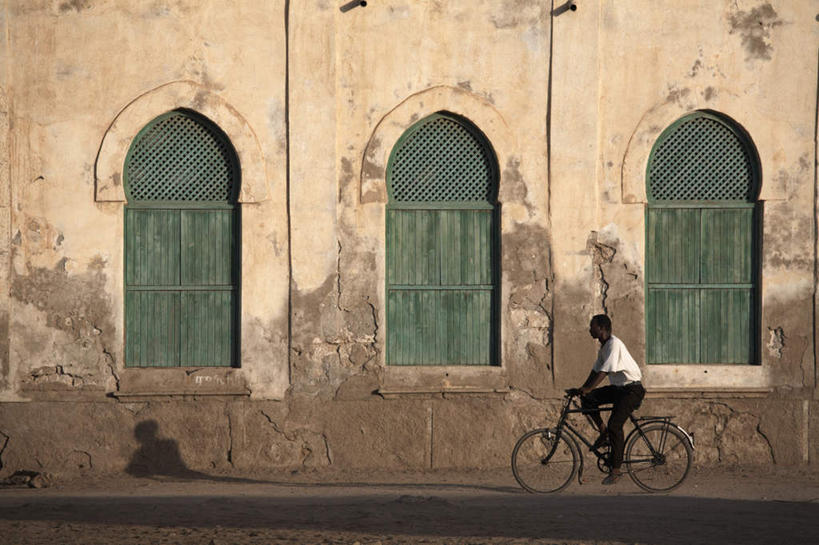 西方人,一个人,家,坐,摸,横图,室外,白天,侧面,窗户,自行车,欧洲,非洲,厄立特里亚,黑人,欧洲人,仅一个男性,仅一个人,一辆,抚摸,握,房屋,墙,屋子,拿,拿着,注视,楼房,玻璃窗,墙壁,墙面,住宅,车,脚踏车,仅一个年轻男性,交通工具,观察,看,握着,观看,察看,关注,载具,阿非利加洲,厄立特里亚国,男人,男性,年轻男性,非洲人,触摸,接触,坐着,彩图,全身,房子