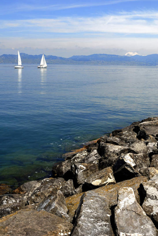 帆船,无人,竖图,室外,白天,正面,旅游,度假,安全,湖,湖泊,石头,美景,沙滩,山,山脉,水,船,法国,瑞士,欧洲,阴影,平静,光线,沙子,石子,影子,海岸,湖面,景观,山峰,水流,水面,云,云朵,沙地,山峦,云彩,娱乐,莱蒙湖,蓝色,白云,倒影,蓝天,天空,阳光,自然,交通工具,湖水,群山,天,享受,休闲,景色,放松,峭壁,晴朗,宁静,倒映,自然风光,载具,和平,安详,法兰西共和国,法兰西第五共和国,日内瓦湖,瑞士联邦,绝壁,太平,莱芒湖,安适,安好,宁靖,反照,海滩,石块,岩石,晴空,彩图