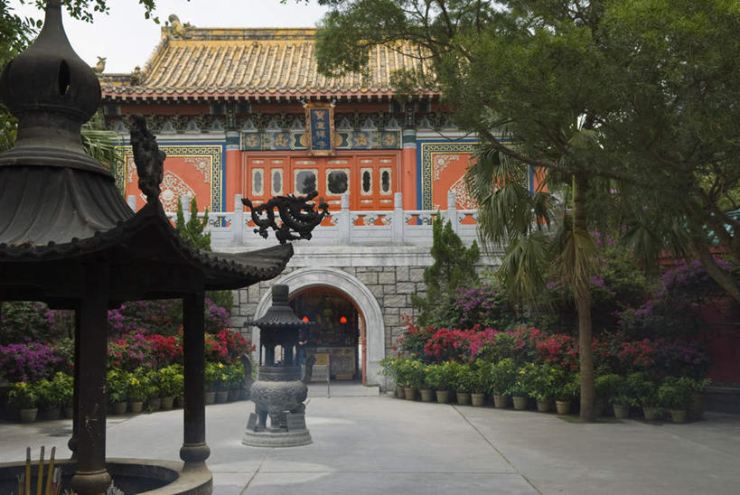 无人,寺庙,横图,室外,白天,正面,度假,美景,植物,城市风光,城市,蜡烛,香港,中国,亚洲,阴影,节日,盛开,光线,影子,景观,烟雾,燃烧,花蕾,文化,娱乐,佛香,花,花瓣,花朵,鲜花,树,树木,蓝色,绿色,蓝天,天空,阳光,自然,香火,香烛,庙宇,天,花苞,花蕊,祈祷,享受,休闲,健康,景色,放松,许愿,宗教,信仰,生长,烧香,晴朗,成长,纪念,祈求,港,东亚,大屿山,万里无云,香港特别行政区,港澳台,中华人民共和国,大濠岛,荃湾区,平安,晴空,晴空万里,彩图,庙,寺