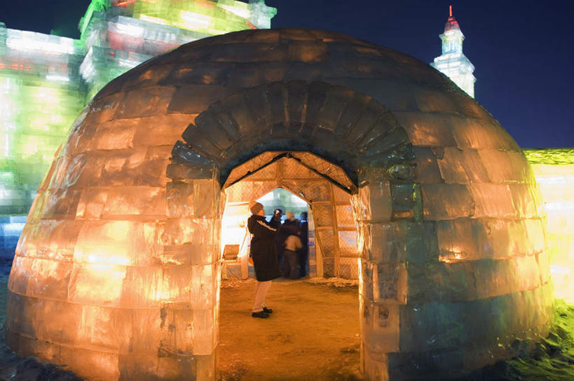 东方人,四个人,站,横图,室外,夜晚,侧面,旅游,度假,照明,雕塑,中国,亚洲,艺术,装饰,彩灯,雕刻,雕像,房屋,屋子,灯光,注视,黄种人,文化,娱乐,灯,蓝色,蓝天,天空,工艺品,灯具,天,观察,看,站着,享受,休闲,放松,花灯,观看,纪念,哈尔滨,黑,照亮,美术,察看,照明设备,关注,冰雕,主题,陈列,东亚,黑龙江,黑龙江省,中华人民共和国,省会,功能,美学,东北地区,哈尔滨市,雪屋,男人,男性,年轻男性,年轻女性,女人,女性,亚洲人,站立,彩图,全身,房子,小屋