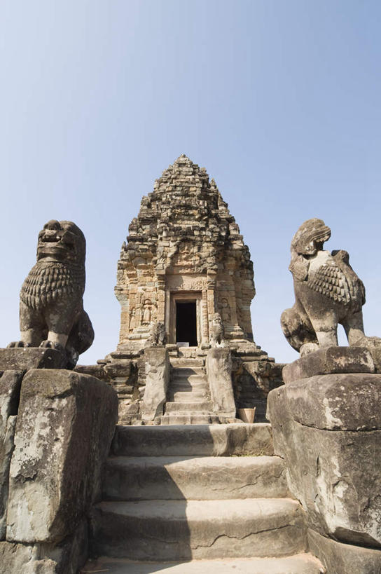 无人,栏杆,站,竖图,室外,白天,正面,旅游,度假,楼梯,门,标志建筑,地标,建筑,哺乳动物,野生动物,狮子,雕塑,柬埔寨,亚洲,阴影,艺术,装饰,光线,雕刻,雕像,扶手,影子,阶梯,注视,娱乐,建设,护栏,废墟,台阶,蓝色,蓝天,天空,阳光,动物,工艺品,门框,天,观察,看,站着,两只,享受,休闲,旅游胜地,放松,东南亚,晴朗,观看,纪念,美术,察看,关注,主题,凶猛,陈列,万里无云,暹粒,高棉,柬埔寨王国,功能,美学,吉蔑,残暴,凶残,晴空,晴空万里,站立,彩图