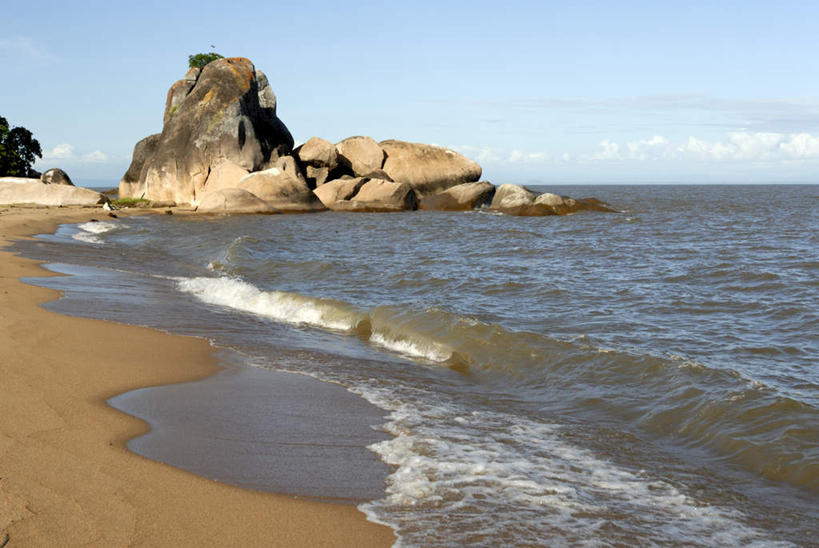无人,横图,室外,白天,正面,度假,海浪,海洋,石头,美景,沙滩,植物,城市风光,城市,非洲,马拉维,阴影,光线,沙子,石子,影子,海岸,景观,浪花,云,云朵,沙地,云彩,娱乐,树,树木,蓝色,绿色,白云,蓝天,天空,阳光,自然,海水,天,享受,休闲,景色,放松,生长,晴朗,成长,海景,沉积岩,阿非利加洲,马拉维共和国,水成岩,大海,风浪,海,海水的波动,海滩,近岸浪,石块,岩石,涌浪,晴空,彩图