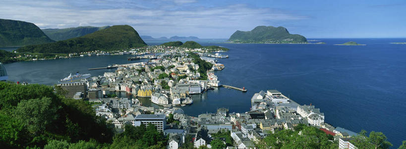 无人,家,高楼大厦,横图,俯视,室外,白天,仰视,度假,岛屿,海浪,海洋,美景,山,山脉,植物,城市风光,标志建筑,城市,大厦,地标,建筑,轮船,摩天大楼,船,挪威,欧洲,波纹,飞溅,溅,液体,房屋,屋子,岛,景观,浪花,山峰,水滴,云,云朵,公寓,山峦,云彩,娱乐,建设,洋房,楼房,住宅,水珠,树,树木,蓝色,绿色,白云,蓝天,水纹,天空,自然,海水,船尾波,交通工具,波浪,群山,天,享受,休闲,景色,放松,生长,晴朗,成长,连绵,绵延,斯堪的纳维亚,喷洒,载具,北欧,斯堪的纳维亚半岛,海景,联贯,挪威王国,斯塔万格,大海,风浪,海,海水的波动,近岸浪,列岛,群岛,涌浪,诸岛,晴空,彩图,低角度拍摄,高角度拍摄,房子,大楼,高层建筑,高楼,摩天楼