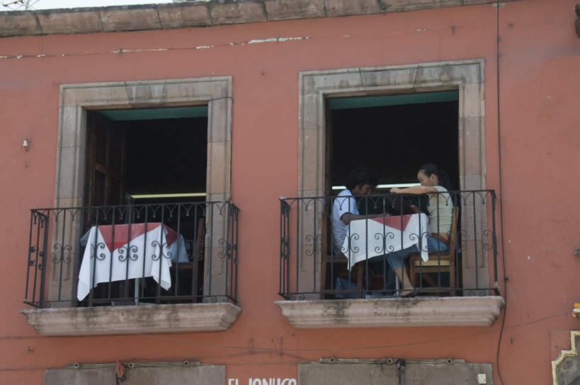 西方人,两个人,露台,坐,横图,室外,白天,仰视,爱情,餐桌,阳台,桌子,椅子,墨西哥,欧洲,欧洲人,阴影,服装,光线,布料,影子,木椅,墙,聚餐,浪漫,布纹,休闲装,相视,墙壁,墙面,桌布,衣服,阳光,餐巾,台布,休闲,温暖,温馨,面对面,休闲服,恩爱,恋人,服饰,餐台,对视,和睦,北美,北美洲,美洲,相对,会餐,相看,北亚美利加洲,亚美利加洲,墨西哥合众国,仙人掌王国,男人,男性,年轻男性,年轻女性,女人,女性,白种人,情侣,坐着,彩图,低角度拍摄,全身,露天阳台,伴侣,融洽