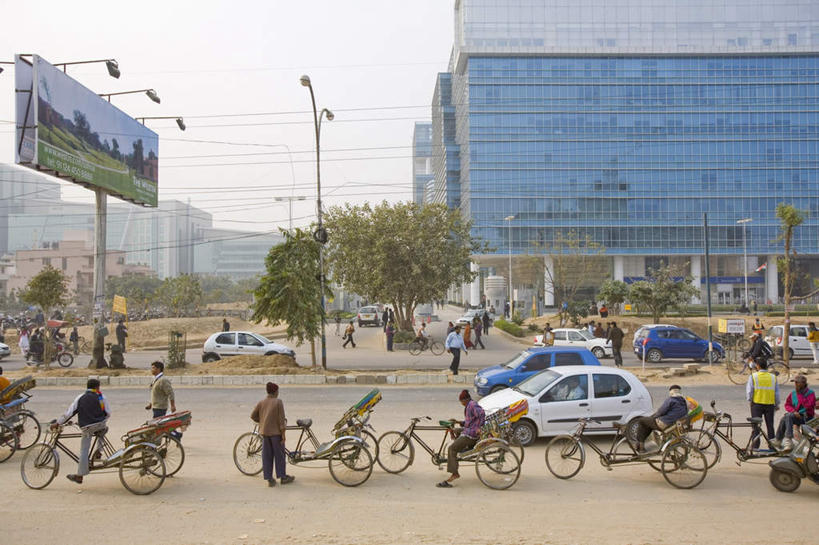 东方人,无人,高楼大厦,站,坐,横图,室外,白天,度假,办公楼,美景,植物,城市风光,城市,大厦,道路,建筑,路,摩天大楼,写字楼,指示牌,公路,汽车,印度,亚洲,阴影,服装,电力,光线,标志,电线,电线杆,文字,线,影子,景观,云,云朵,黄包车,电能,交通,线路,云彩,扭头,注视,休闲装,黄种人,娱乐,标识,车,树,树木,衣服,蓝色,绿色,白云,蓝天,天空,阳光,自然,楼宇,交通工具,轿车,人力车,天,观察,看,站着,转头,享受,休闲,休闲服,商务楼,景色,放松,服饰,居民,生长,晴朗,成长,观看,电,电源,察看,关注,载具,南亚,能量,印度共和国,亚洲人,晴空,马路,站立,坐着,彩图,全身,大楼,高层建筑,高楼,摩天楼