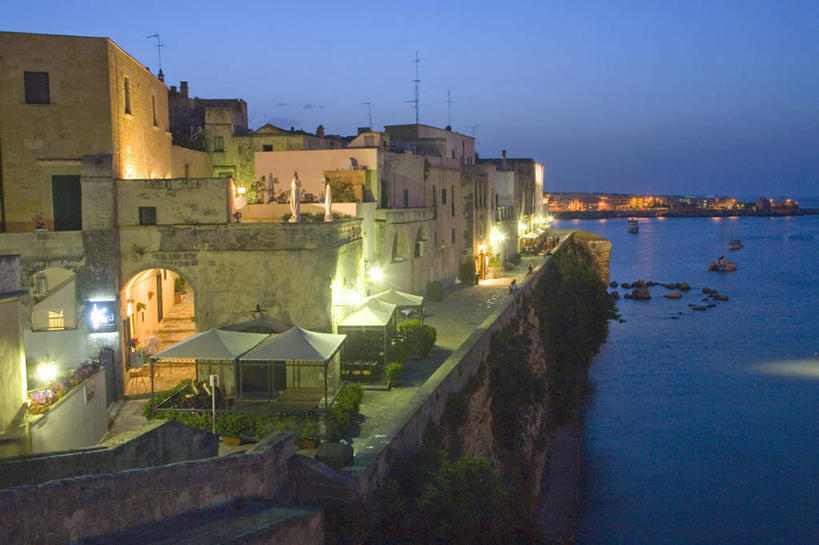 无人,家,横图,室外,夜晚,正面,度假,湖,湖泊,石头,美景,水,窗户,楼梯,门,城市风光,城市,路灯,玻璃,照明,雕塑,意大利,欧洲,许多,阴影,波纹,艺术,装饰,光线,雕刻,雕像,伞,石子,影子,雨伞,遮阳伞,房屋,阶梯,墙,屋子,湖面,景观,水流,水面,灯光,涟漪,很多,娱乐,阳伞,楼房,玻璃窗,墙壁,墙面,台阶,住宅,玻璃制品,灯,蓝色,倒影,蓝天,水纹,天空,工艺品,门框,波浪,湖水,天,享受,休闲,景色,放松,晴朗,纪念,照亮,美术,倒映,照明设备,南欧,主题,陈列,万里无云,意大利共和国,水晕,功能,美学,反照,普利亚,普利亚大区,石块,岩石,晴空,晴空万里,彩图,房子