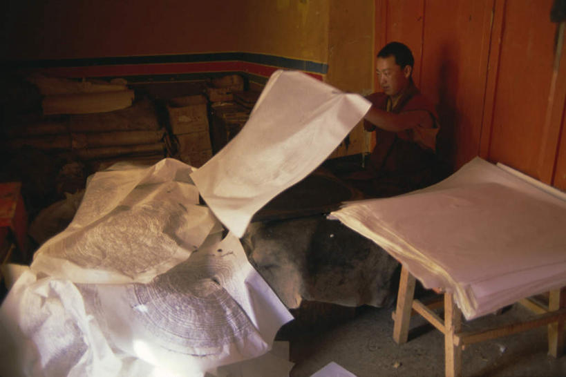 东方人,一个人,和尚,坐,横图,俯视,室内,白天,度假,美景,床,桌面,桌子,城市风光,城市,中国,亚洲,仅一个男性,仅一个人,握,阴影,光线,木制,影子,景观,床单,拿,拿着,注视,黄种人,娱乐,被子,拉萨,西藏,排列,仅一个年轻男性,白色,阳光,木制品,观察,看,享受,休闲,景色,放松,握着,单人床,观看,察看,卫生,被单,关注,藏,东亚,纯真,西藏自治区,首府,中华人民共和国,西南地区,洁净,拉萨市,光明,摆列,恬静,中间色,朴素,清白,法衣,达孜县,甘丹寺,达孜,男人,男性,年轻男性,亚洲人,比丘,高僧,僧,僧侣,僧人,沙弥,修行僧,坐着,彩图,高角度拍摄,全身,布列,分列,僧衣