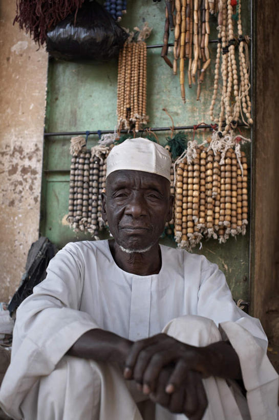 西方人,一个人,商店,坐,双手交叉,竖图,室外,白天,正面,民族服装,购物,消费,剧院,欧洲,非洲,苏丹,黑人,欧洲人,仅一个男性,仅一个人,首都,注视,白色,观察,看,仅一个老年男性,金融,百货,观看,察看,关注,选购,贸易,北非,血拼,阿非利加洲,苏丹共和国,喀土穆,老年男性,男人,男性,非洲人,坐着,半身,彩图,传统服装,民俗服,店铺,剧场,戏院,杂货店,杂货铺