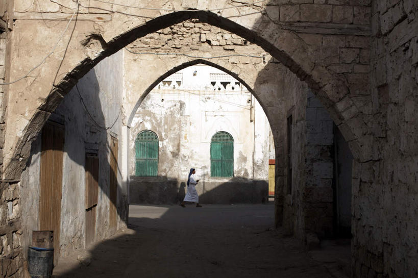 西方人,一个人,家,走,横图,室外,白天,侧面,度假,美景,门,城市风光,城市,道路,路,公路,欧洲,非洲,厄立特里亚,黑人,欧洲人,仅一个年轻女性,仅一个女性,仅一个人,阴影,光线,影子,房屋,屋子,景观,拱门,交通,娱乐,楼房,住宅,一个,阳光,门框,享受,休闲,景色,放松,单个,阿非利加洲,厄立特里亚国,年轻女性,女人,女性,非洲人,马路,步行,散步,走路,彩图,全身,房子