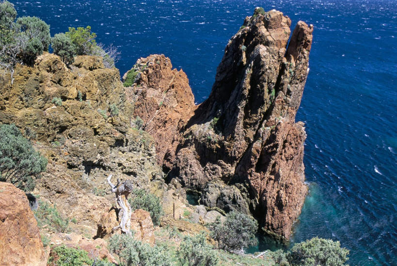 无人,横图,俯视,室外,白天,旅游,度假,海浪,海洋,石头,美景,沙滩,植物,法国,欧洲,阴影,光线,沙子,石子,影子,海岸,景观,浪花,悬崖,沙地,娱乐,树,树木,绿色,阳光,自然,海水,享受,休闲,陡峭,景色,放松,生长,成长,自然风光,海景,瓦尔省,法兰西共和国,法兰西第五共和国,绝壁,笔陡,峻峭,普罗旺斯.阿尔卑斯.蓝色海岸,普罗旺斯.阿尔卑斯.蓝色海岸大区,瓦尔,大海,风浪,海,海水的波动,海滩,近岸浪,石块,岩石,涌浪,彩图,高角度拍摄