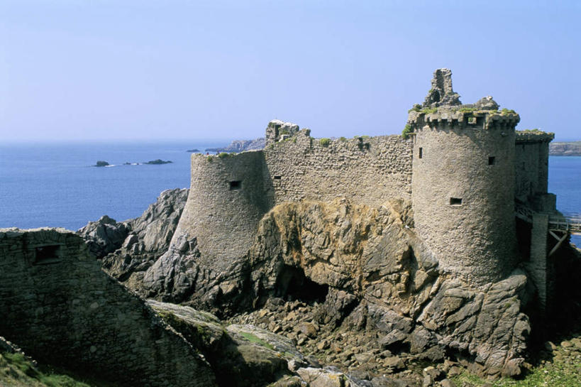 无人,横图,室外,白天,正面,旅游,度假,草地,草坪,海浪,海洋,石头,植物,窗户,标志建筑,地标,建筑,轮船,船,法国,欧洲,阴影,波纹,古老,光线,石子,影子,堡垒,城堡,墙,屋顶,浪花,涟漪,顶棚,历史,娱乐,建设,玻璃窗,废墟,墙壁,墙面,草,古代,蓝色,绿色,倒影,蓝天,水纹,天空,阳光,海水,交通工具,波浪,天,享受,休闲,旅游胜地,放松,晴朗,倒映,要塞,载具,海景,万里无云,法兰西共和国,卢瓦尔河地区,水晕,法兰西第五共和国,古远,陈腐,反照,卢瓦尔,卢瓦尔大区,卢瓦尔河大区,设防,旺代省,大海,风浪,海,海水的波动,近岸浪,石块,岩石,涌浪,晴空,晴空万里,彩图