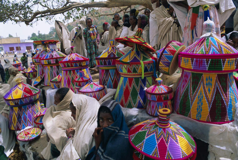 西方人,家,坐,交叉,横图,彩色,室外,白天,正面,石头,植物,叶子,欧洲,非洲,埃塞俄比亚,黑人,欧洲人,阴影,服装,编织,光线,篮子,石子,影子,房屋,屋子,枯叶,落叶,市场,许多人,注视,休闲装,买卖,楼房,住宅,树,树木,衣服,绿色,阳光,自然,观察,看,一群人,休闲服,生意,服饰,生长,成长,观看,五颜六色,交织,色彩斑斓,察看,交易,业务,关注,五彩缤纷,贸易,五彩斑斓,阿非利加洲,穿插,埃塞俄比亚联邦民主共和国,五光十色,女人,女性,中年女性,非洲人,叶,叶片,石块,坐着,彩图,全身,商业,房子