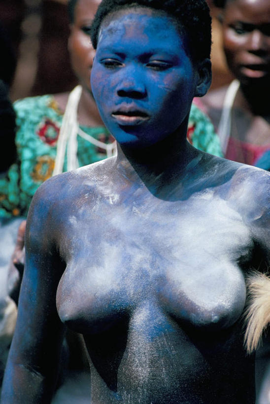 西方人,脸,头,脸颊,胸,三个人,竖图,室外,白天,正面,民族服装,旅游,度假,欧洲,非洲,贝宁,黑人,欧洲人,阴影,光线,影子,娱乐,裸露,肩膀,阳光,享受,休闲,放松,赤裸,裸,阿非利加洲,贝宁共和国,年轻女性,女人,女性,非洲人,头部,胸部,脸部,脸蛋,面部,半身,彩图,传统服装,民俗服