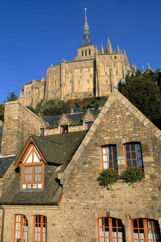 无人,教堂,竖图,室外,白天,旅游,度假,窗户,标志建筑,地标,建筑,法国,欧洲,阴影,节日,光线,影子,文化,娱乐,建设,玻璃窗,蓝色,蓝天,天空,阳光,天,祈祷,享受,休闲,健康,旅游胜地,放松,许愿,宗教,信仰,晴朗,纪念,祈求,信念,万里无云,法兰西共和国,法兰西第五共和国,圣米歇尔山,下诺曼底,下诺曼底大区,芒什省,平安,晴空,晴空万里,彩图,大教堂,礼拜堂