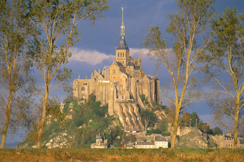 无人,横图,室外,白天,正面,旅游,度假,草地,森林,树林,植物,标志建筑,地标,建筑,法国,欧洲,阴影,光线,影子,堡垒,城堡,云,云朵,云彩,娱乐,建设,草,树,树木,蓝色,绿色,白云,蓝天,天空,阳光,自然,天,享受,休闲,旅游胜地,放松,生长,晴朗,成长,要塞,法兰西共和国,法兰西第五共和国,圣米歇尔山,设防,下诺曼底,下诺曼底大区,芒什省,晴空,彩图