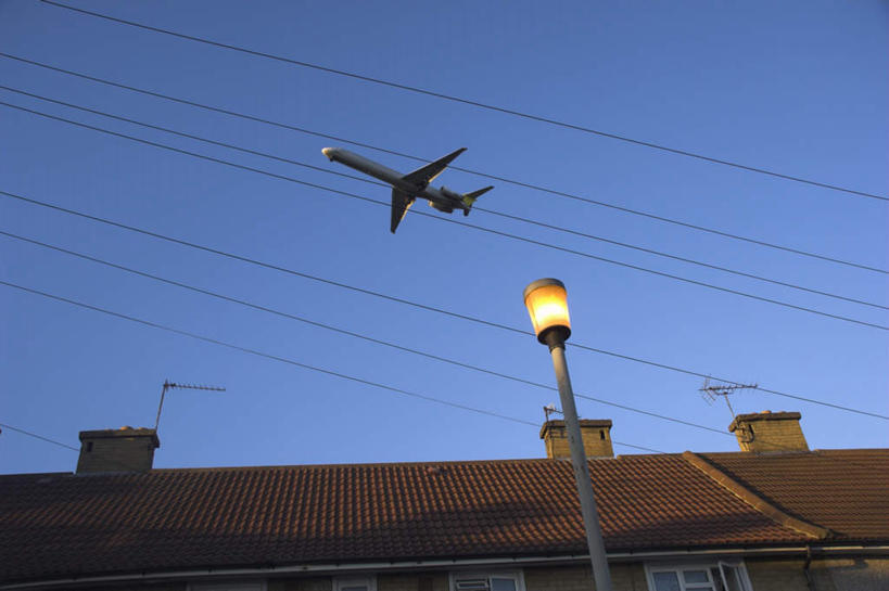 无人,横图,室外,白天,仰视,飞机,路灯,照明,英国,欧洲,一排,一艘,许多,阴影,整齐,电力,光线,电线,线,影子,房屋,屋子,公寓,灯光,电能,交通,线路,航空,楼房,英格兰,住宅,灯,排列,蓝色,蓝天,天空,阳光,交通工具,天,驾驶,行驶,运输,晴朗,电,操纵,电源,电源线,照亮,控制,客机,照明设备,西欧,队列,载具,能量,大不列颠,操控,一盏,大不列颠及北爱尔兰联合王国,万里无云,把持,大不列颠联合王国,日不落英帝国,英吉利,大伦敦,晴空,晴空万里,彩图,低角度拍摄,房子