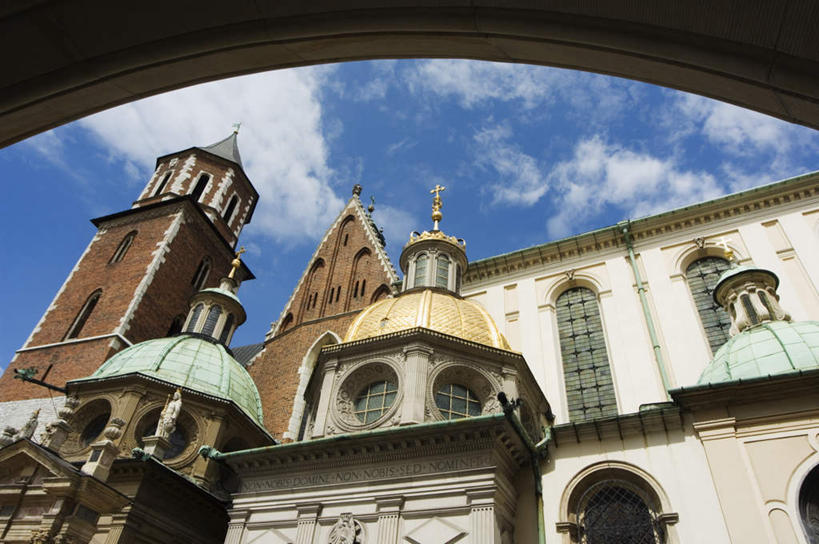 无人,教堂,横图,室外,白天,仰视,旅游,度假,窗户,标志建筑,地标,建筑,欧洲,波兰,一排,阴影,节日,整齐,光线,影子,云,云朵,拱门,云彩,文化,娱乐,建设,玻璃窗,排列,蓝色,白云,蓝天,天空,阳光,天,祈祷,享受,休闲,健康,旅游胜地,放松,许愿,宗教,信仰,晴朗,纪念,祈求,队列,信念,中欧,波兰共和国,克拉科夫,克拉科夫省,平安,晴空,彩图,低角度拍摄,大教堂,礼拜堂