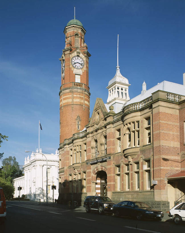 无人,家,竖图,室外,白天,仰视,旅游,度假,植物,标志建筑,道路,地标,建筑,路,路灯,公路,汽车,旗帜,照明,澳大利亚,阴影,时间,光线,时钟,影子,房屋,屋子,灯光,交通,计时,娱乐,旗子,建设,楼房,住宅,车,灯,树,树木,蓝色,绿色,蓝天,天空,阳光,自然,钟表,交通工具,轿车,天,享受,休闲,表,旅游胜地,放松,生长,晴朗,成长,照亮,照明设备,载具,大洋洲,塔斯马尼亚,澳洲,万里无云,南方大陆,塔钟,澳大利亚联邦,旌旗,旗号,塔斯马尼亚州,朗塞斯顿,钟,晴空,晴空万里,马路,彩图,低角度拍摄,房子